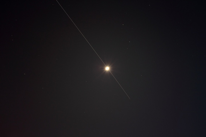 ISS Strichspur kreuzt den Mond